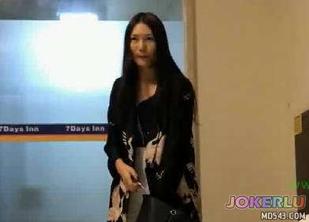  约个身材高挑的小美女穿情趣黑丝上门服务旗袍足交亦别有风味 天生爱风流