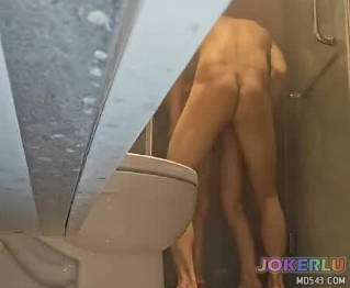  老爸出去了趁妈妈洗澡溜进浴室把她操爽了还有点小配合